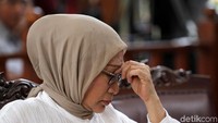 Dalam putusannya, majelis hakim memaparkan hal-hal yang memberatkan dan hal yang meringankan Ratna Sarumpaet. Hal yang memberatkan, Ratna sebagai publik figur menurut hakim seharusnya memberikan contoh yang baik dalam berbuat dan bertindak.