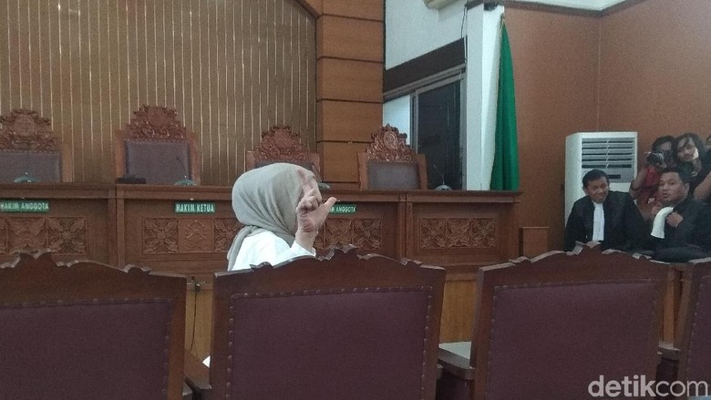 Sebelum Sidang Vonis, Ratna Sarumpaet Pose Salam Dua Jari Sebelum Sidang Vonis, Ratna Sarumpaet Pose Salam Dua Jari