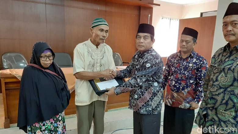 Ibadah Haji, Suami-Istri Pembersih Kebun di Tasik Dapat Uang Saku Ibadah Haji, Suami-Istri Pembersih Kebun di Tasik Dapat Uang Saku
