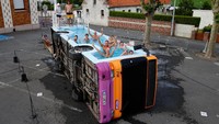 Antusias warga berendam di bus kota yang dirombak menjadi bak mandi unik di Kota Gosnay dekat Bethune, Prancis.