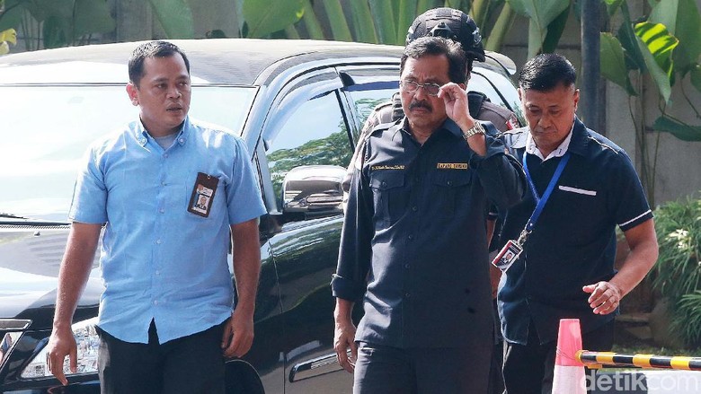 Gubernur Kepulauan Riau (Kepri) Nurdin Basirun saat tiba di gedung KPK. Foto: Ari Saputra Gubernur Kepulauan Riau (Kepri) Nurdin Basirun saat tiba di gedung KPK. Foto: Ari Saputra
