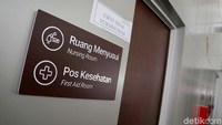 Ruang menyusui dan pos kesehatan adalah salah satu sarana yang juga turut disediakan di Stasiun LRT Velodrome. Masih penasaran nggak ingin menjajal LRT Jakarta?