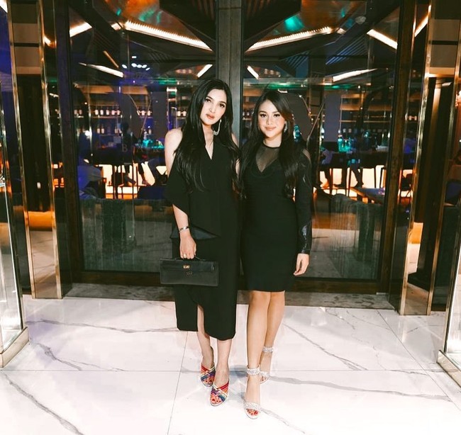 Namun sebulan belakangan, Aurel yang sangat bersahabat dengan ibu tirinya Ashanty mulai menjalani diet ketat. Tetap mengonsumsi jus Ashanty, dia pun benar-benar menjaga asupannya. Dan aku juga gym seminggu bisa 3x dan akhirnya aku turun 5 kg dalam waktu 1 bulan. Jd bener2 terbukti bgt, aku aja kaget pas nimbang turunnya 5 kg, tulisnya lagi. Foto: Instagram @aurelie.hermansyah