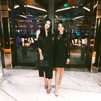 Namun sebulan belakangan, Aurel yang sangat bersahabat dengan ibu tirinya Ashanty mulai menjalani diet ketat. Tetap mengonsumsi jus Ashanty, dia pun benar-benar menjaga asupannya. Dan aku juga gym seminggu bisa 3x dan akhirnya aku turun 5 kg dalam waktu 1 bulan. Jd bener2 terbukti bgt, aku aja kaget pas nimbang turunnya 5 kg, tulisnya lagi. Foto: Instagram @aurelie.hermansyah