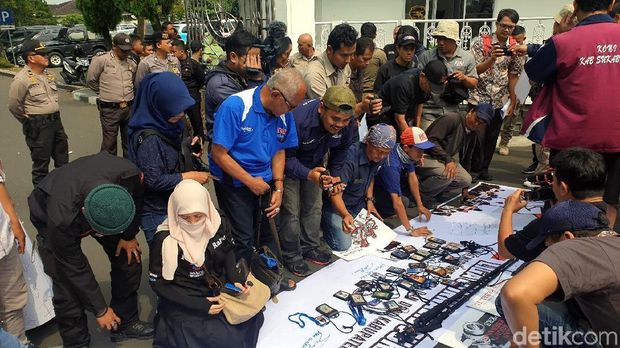 Tolak Raperda KIP, Jurnalis Geruduk Pendopo Sukabumi