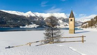 Jika musim dingin, danau akan membeku. Kamu bisa berjalan di atas permukaannya lho. (iStock)