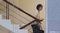 Sallyawati menaiki tangga untuk menuju ruang pemeriksaan. Dia datang dengan menenteng tas hitam.