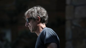 Pendiri dan CEO Zynga, Mark Pincus, juga hadir dengan kacamata hitam yang gaya. Foto: Getty Images