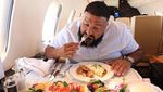 Gaya Kulineran Mewah DJ Khaled Saat Makan di Pesawat Pribadi