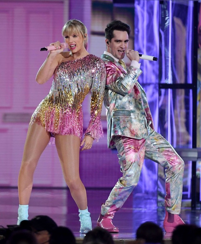 Romper asimetris jadi pilihan penyanyi berpenghasilan Rp 2,6 triliun setahun ini saat mengisi acara di Billboard Music Awards 2019. Penampilannya serba bling-bling dengan romper aksen fringe berkilauan. Foto: Ethan Miller/Getty Images