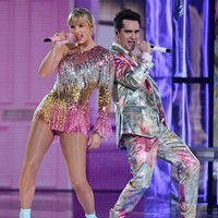 Romper asimetris jadi pilihan penyanyi berpenghasilan Rp 2,6 triliun setahun ini saat mengisi acara di Billboard Music Awards 2019. Penampilannya serba bling-bling dengan romper aksen fringe berkilauan. Foto: Ethan Miller/Getty Images
