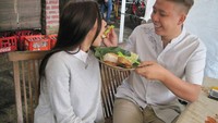 Tuh kan, lagi-lagi nyuapin Rey. Kali ini Pablo menyuapi nasi plus ayam goreng pada sang istri. Foto: Instagram reyutami