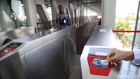 Gerbang tiket otomatis transjakarta terdapat di lantai dua stasiun. 