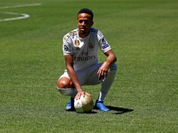 Eder Militao, bek berusia 22 tahun yang baru didatangkan dari Porto dinilai belum memuaskan. Padahal digadang-gadang sebagai calon pengganti Sergio Ramos. Kabarnya, Real Madrid berminat meminjamkannya dulu ke klub lain (Juan Medina/Reuters)