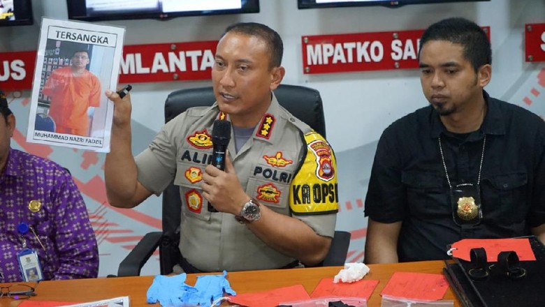 Ciat! Kapolres Tangerang Peragakan Rampok Lompati Etalase Toko Emas Ciat! Kapolres Tangerang Peragakan Rampok Lompati Etalase Toko Emas