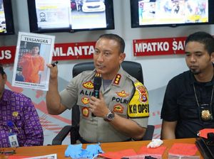 Ciat! Kapolres Tangerang Peragakan Rampok Lompati Etalase Toko Emas