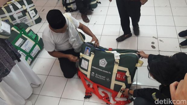 Petugas mengecek koper calon jemaah haji