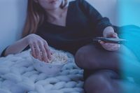 Sering Main Ponsel di Malam Hari? Bisa Sebabkan Ngidam Makanan Manis