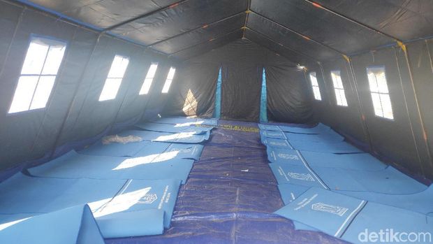 Tenda pengungsian di Kalideres.