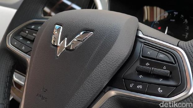 Wuling Almaz 7-seater dengan voice command