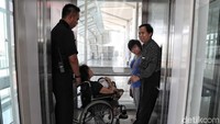 Beragam fasilitas tersedia di Stasiun LRT Velodrome, salah satunya adalah elevator yang dapat memudahkan akses bagi warga pengguna kursi roda maupun warga difabel untuk dapat menggunakan LRT.