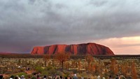 Sementara itu, Australia diwakillkan oleh Uluru. (ABC Australia)