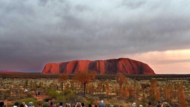 Nekad Ingin Mendaki Uluru Sebelum Ditutup, Turis Ramai Berkemah Di Pinggir Jalan