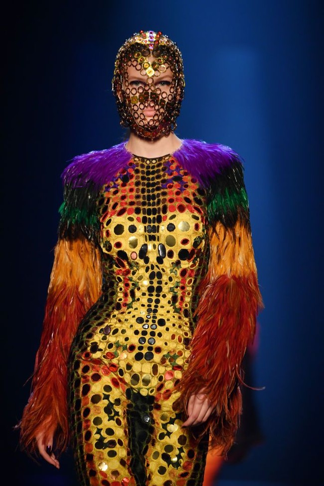 Desainer Jean Paul Gaultier menampilkan model yang tampil seperti burung dalam fashion show koleksi haute couture di Paris Fashion Week 2019. Foto: Pascal Le Segretain/Getty Images