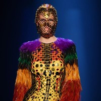 Desainer Jean Paul Gaultier menampilkan model yang tampil seperti burung dalam fashion show koleksi haute couture di Paris Fashion Week 2019. Foto: Pascal Le Segretain/Getty Images