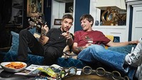 Meski grup band yang membesarkan namanya sudah bubar, tetapi Liam masing sering bertemu dengan teman-teman satu bandnya. Ini pose Liam saat bersama Louis dengan semangkuk keripik di depannya. Foto: Istimewa