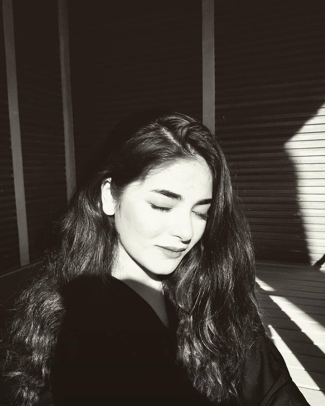 5 tahun lalu, saya membuat keputusan yang mengubah hidup saya selamanya. Ketika saya menginjakkan kaki di Bollywood, itu membuka pintu popularitas besar bagi saya. Ketika saya menyelesaikan 5 tahun itu hari ini, saya ingin mengakui bahwa saya tidak benar-benar bahagia dengan identitas ini di dalam pekerjaan saya. Untuk waktu yang lama, rasanya saya telah berjuang untuk menjadi orang lain, tulis Zaira di Twitter. Foto: Instagram @zairawasim_23