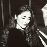 5 tahun lalu, saya membuat keputusan yang mengubah hidup saya selamanya. Ketika saya menginjakkan kaki di Bollywood, itu membuka pintu popularitas besar bagi saya. Ketika saya menyelesaikan 5 tahun itu hari ini, saya ingin mengakui bahwa saya tidak benar-benar bahagia dengan identitas ini di dalam pekerjaan saya. Untuk waktu yang lama, rasanya saya telah berjuang untuk menjadi orang lain, tulis Zaira di Twitter. Foto: Instagram @zairawasim_23