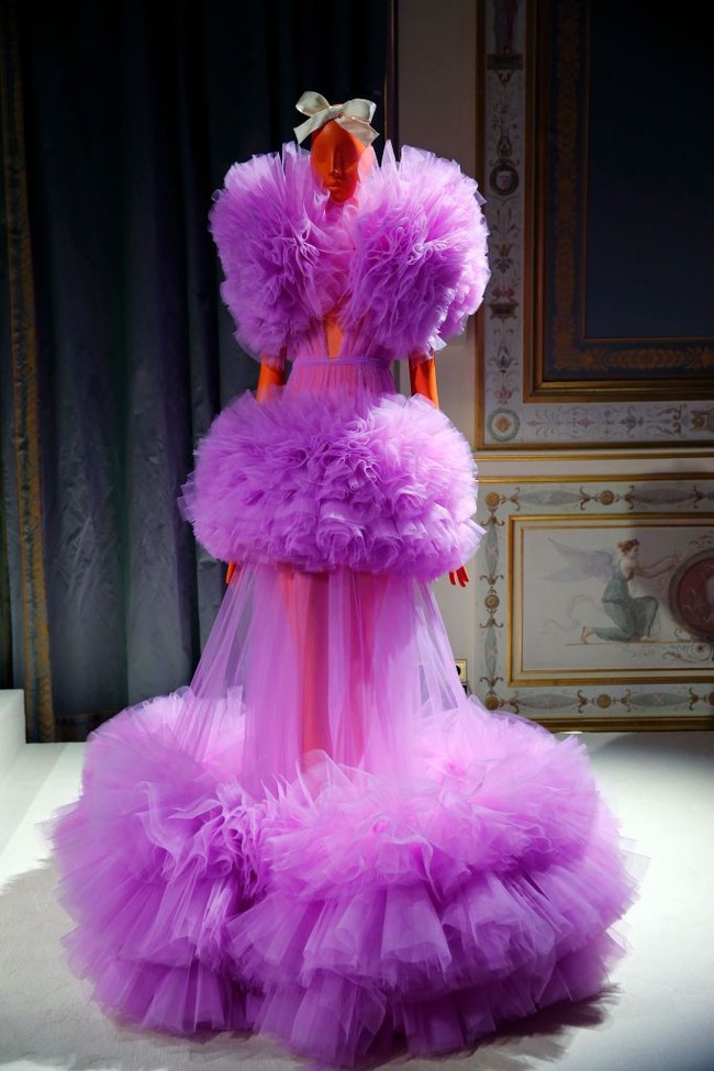 Pada presentasi koleksi Haute Couture Fall/Winter 2019 2020, Giambattista Valli memilih menggunakan patung untuk memeragakan karya mereka. Dan inilah salah satu busana tergila dari desainer Italia tersebut. Foto: Thierry Chesnot/Getty Images