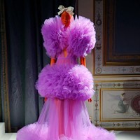 Pada presentasi koleksi Haute Couture Fall/Winter 2019 2020, Giambattista Valli memilih menggunakan patung untuk memeragakan karya mereka. Dan inilah salah satu busana tergila dari desainer Italia tersebut. Foto: Thierry Chesnot/Getty Images