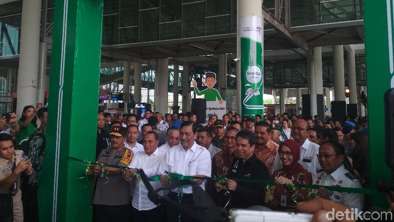 Menkomaritim Luhut B Pandjaitan saat peresmian acara GrabCar Bandara (Budi Warsito/detikcom) Menkomaritim Luhut B Pandjaitan saat peresmian acara GrabCar Bandara (Budi Warsito/detikcom)