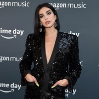 Aura seksi penyanyi Inggris berdarah Albania ini juga semakin terakomodasi lewat belahan dada rendah pada gaun tersebut. (Foto: Jamie McCarthy/Getty Images)