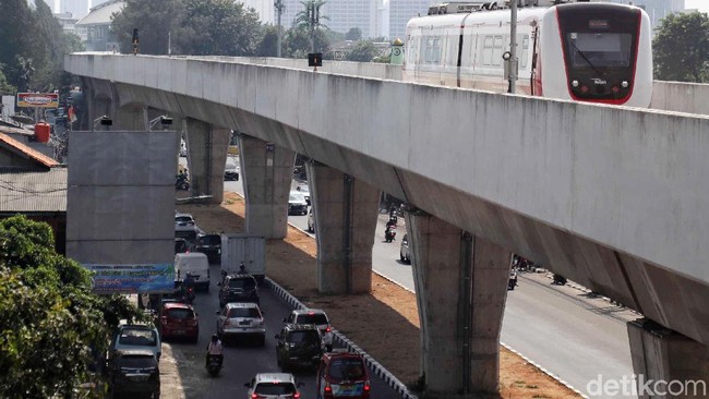 Setahun Digratiskan Anies, Naik LRT Jakarta Mulai Berbayar Bulan Depan