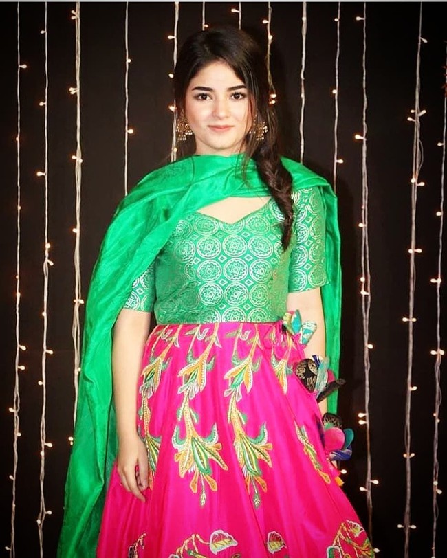 Wanita berusia 19 tahun ini berasal dari keluarga muslim. Zaira berasal dari Srinagar dan telah membintangi sejumlah film Bollywood sejak dirinya masih belia. Namun, ia kerap kali jadi kontroversi karena film yang dibintanginya Foto: Instagram @zairawasim_23