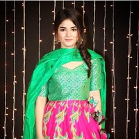 Wanita berusia 19 tahun ini berasal dari keluarga muslim. Zaira berasal dari Srinagar dan telah membintangi sejumlah film Bollywood sejak dirinya masih belia. Namun, ia kerap kali jadi kontroversi karena film yang dibintanginya Foto: Instagram @zairawasim_23