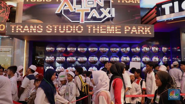 Seribu Anak Yatim Bermain di Trans Studio Cibubur