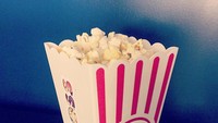Sebagai pemain film, Charlize tentu juga gemar menikmati popcorn sambil nonton. Ini terlihat dari unggahannya berupa sekotak popcorn yang siap disantap.  Foto: instagram @charlizeafrica