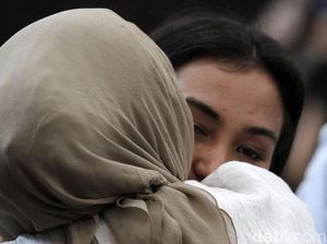 Benih Keonaran Bikin Heran Ratna dan Atiqah Hasiholan