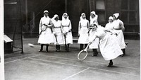 Potret sejumlah perawat Rumah Sakit Mata Moorfields di Kota London sedang bermain bulutangkis sekitar tahun 1932. Olahraga tersebut jadi salah satu kegiatan yang kerap dilakukan para perawat untuk mengisi waktu luang mereka. Fox Photos/ Hulton Archive/Getty Images.