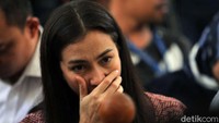 Atiqah Hasiholan duduk di kursi pengunjung saat sidang vonis Ratna Sarumpaet.