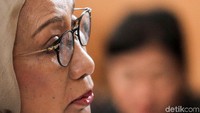 Ratna Sarumpaet menyimak pembacaan putusan dengan kerap menunduk. Ia juga nampak menitikan air mata saat menjalani sidang putusan tersebut.