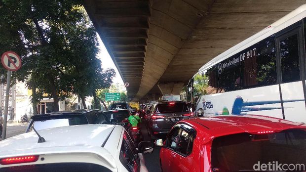 Uji Coba Satu Arah Sukajadi-Setiabudi Bandung Sebabkan Kemacetan