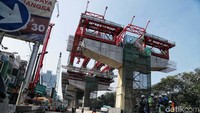 Sejumlah kendaraan melintas di area proyek ruas tol dalam kota di Kelapa Gading, Jakarta Utara, Kamis (11/7).