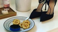 Lewat instagramnya @charlizeafrica, wanita ini juga menggambarkan kecintaannya yang besar pada makanan dan dunia fashion. Foto sepiring pancake dan sepatu high heels ini buktinya.  Foto: instagram @charlizeafrica