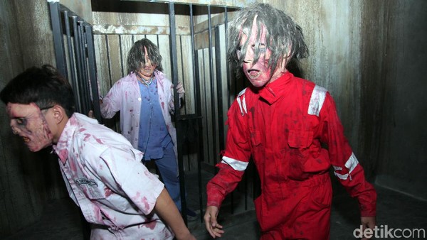 Kamu akan berhadapan dengan zombie animatronik. Tapi ada sebagian zombie yang diperankan oleh aktor dan dia bisa mengejar kamu! (Lamhot Aritonang/detikcom) Kamu akan berhadapan dengan zombie animatronik. Tapi ada sebagian zombie yang diperankan oleh aktor dan dia bisa mengejar kamu! (Lamhot Aritonang/detikcom)