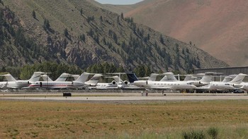 Deretan pesawat pribadi para miliuner di dekat tempat acara. Foto: Reuters